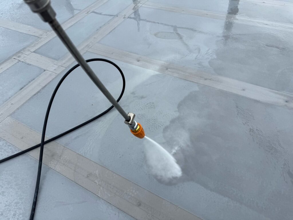 屋上：高圧洗浄<br />
（しっかりと表面の汚れを除去しました。）